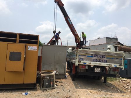 Quá trình máy cầu đưa máy phát điện lên xe đưa đến cho khách thuê